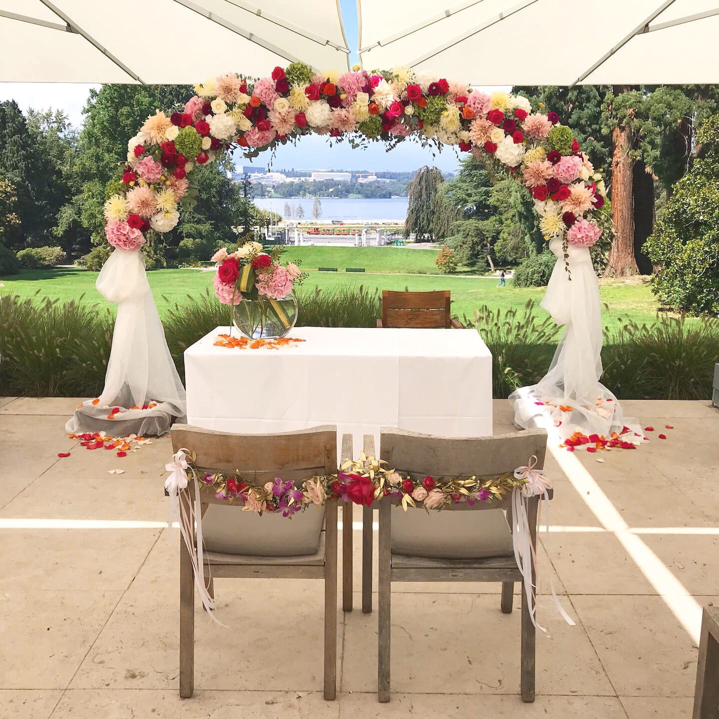Arche fleurie pour une cérémonie de mariage en plein air, face au lac