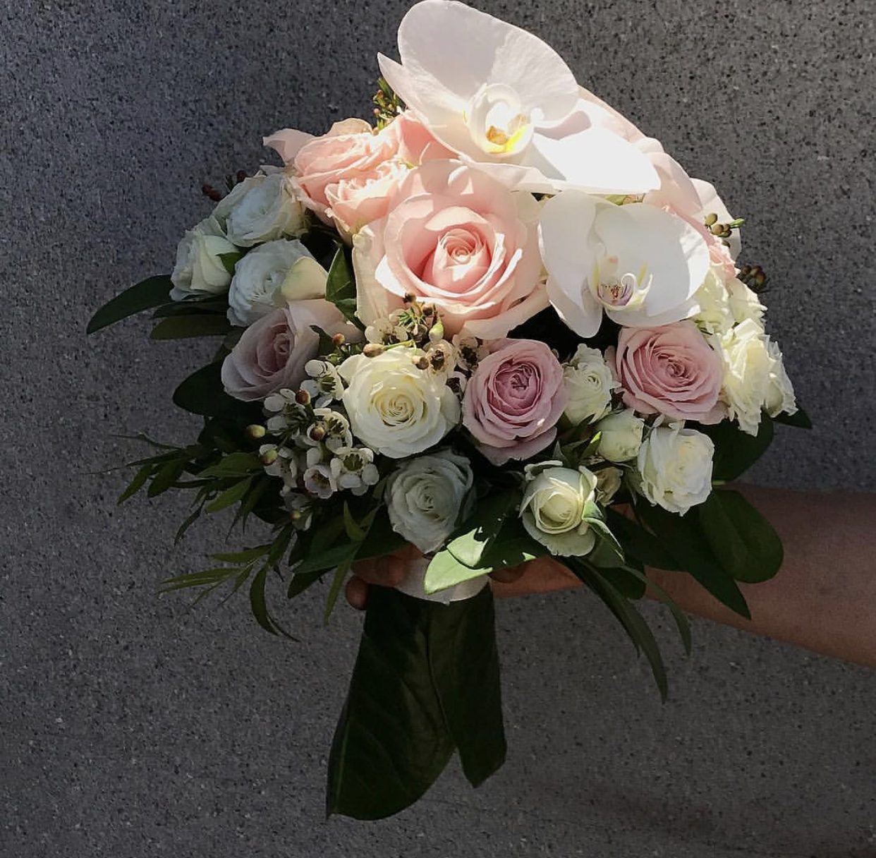 Bouquet de mariée : roses blanches et poudrées, orchidées