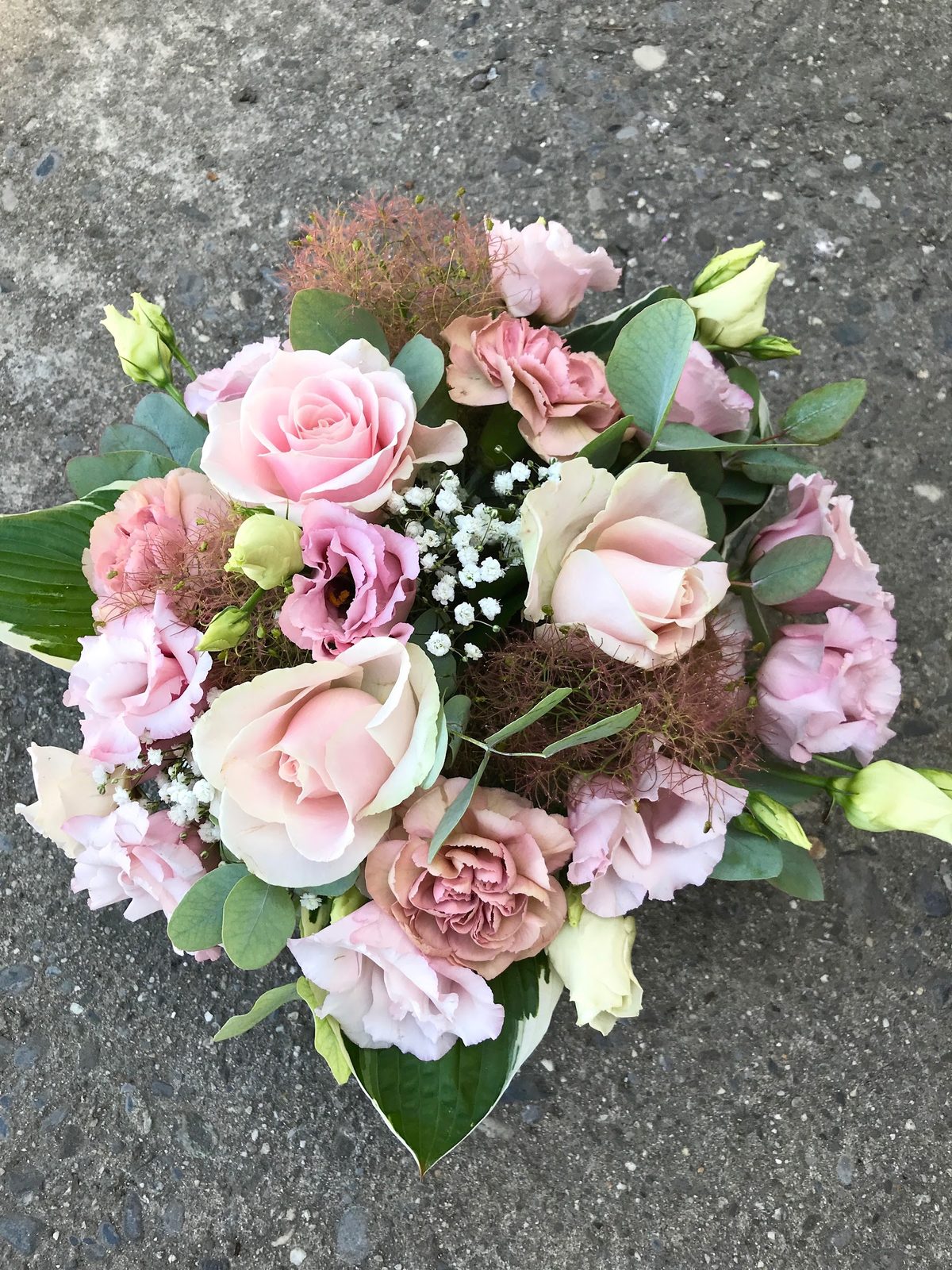 Bouquet rond de roses et de lisianthus roses