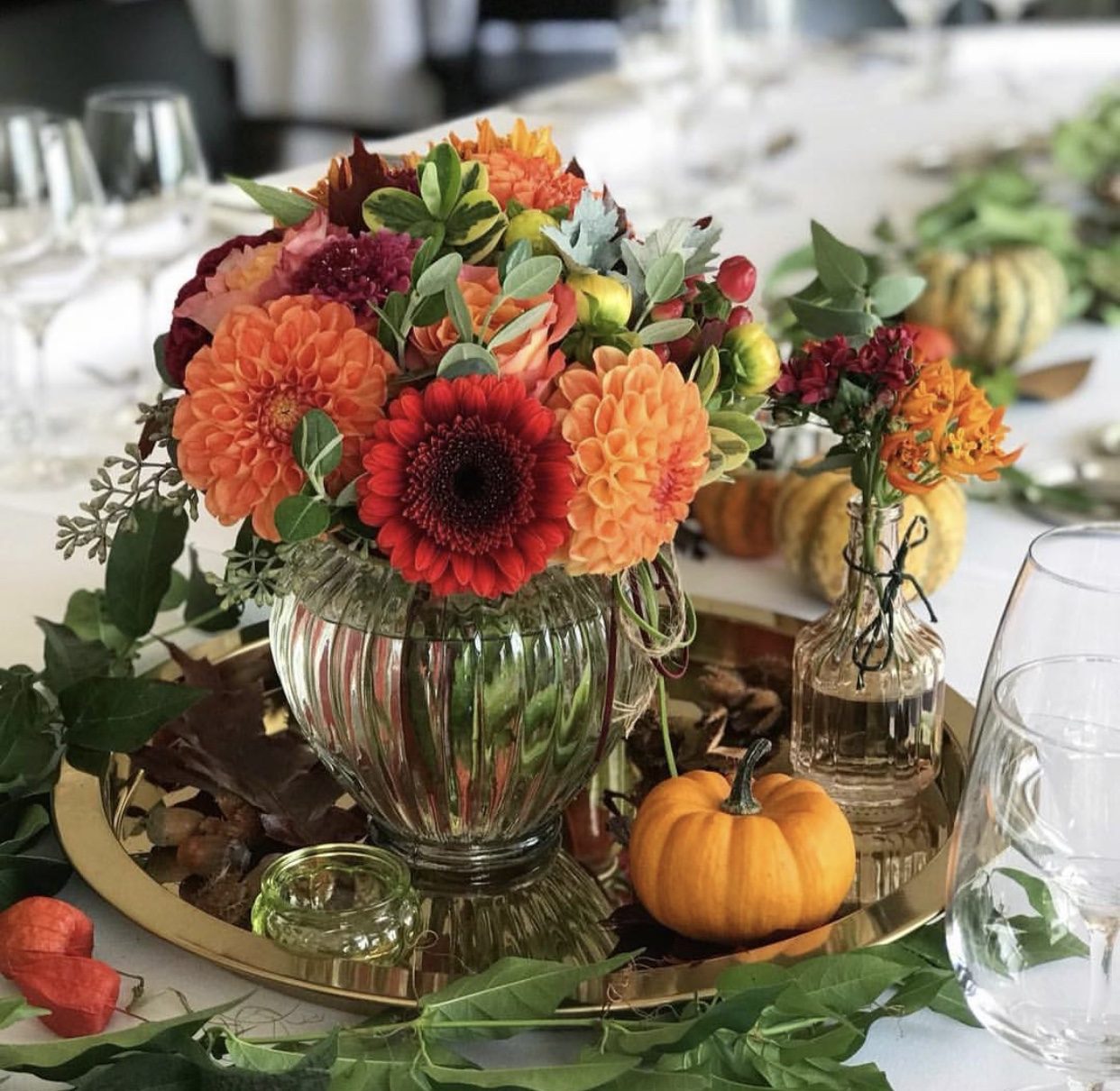 Centre de table d’automne : dahlias, gerberas et petites courges