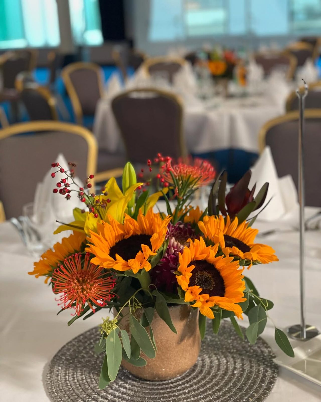 Centre de table de tournesols pour un banquet