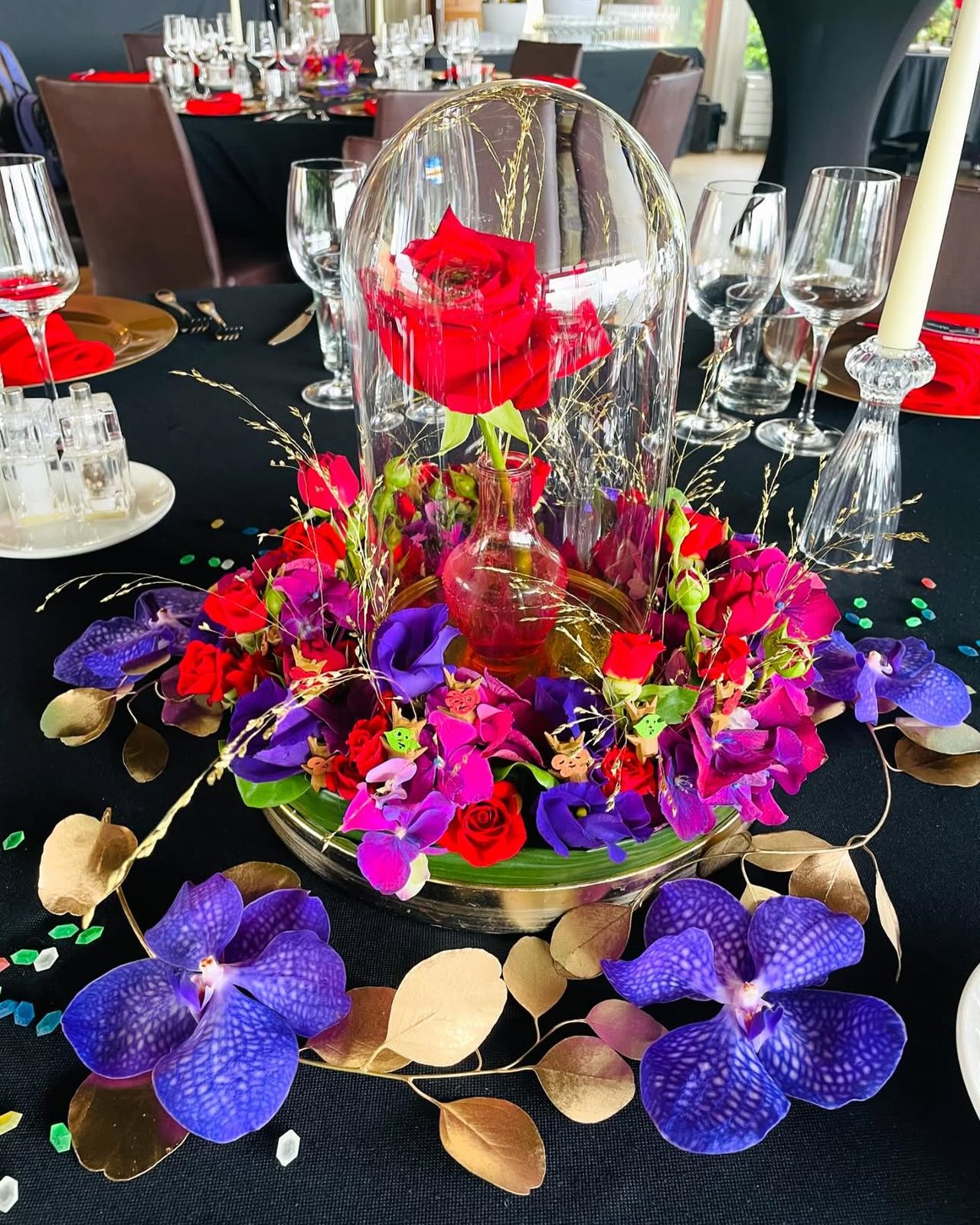 Rose sous cloche et orchidées vanda pour une soirée