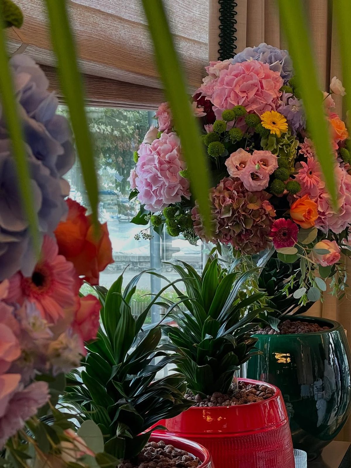 Composition d’hortensias et de roses