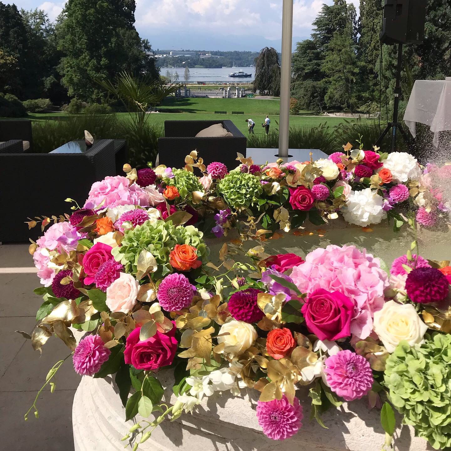 Composition de roses et d’hortensias sur une terrasse au bord du lac