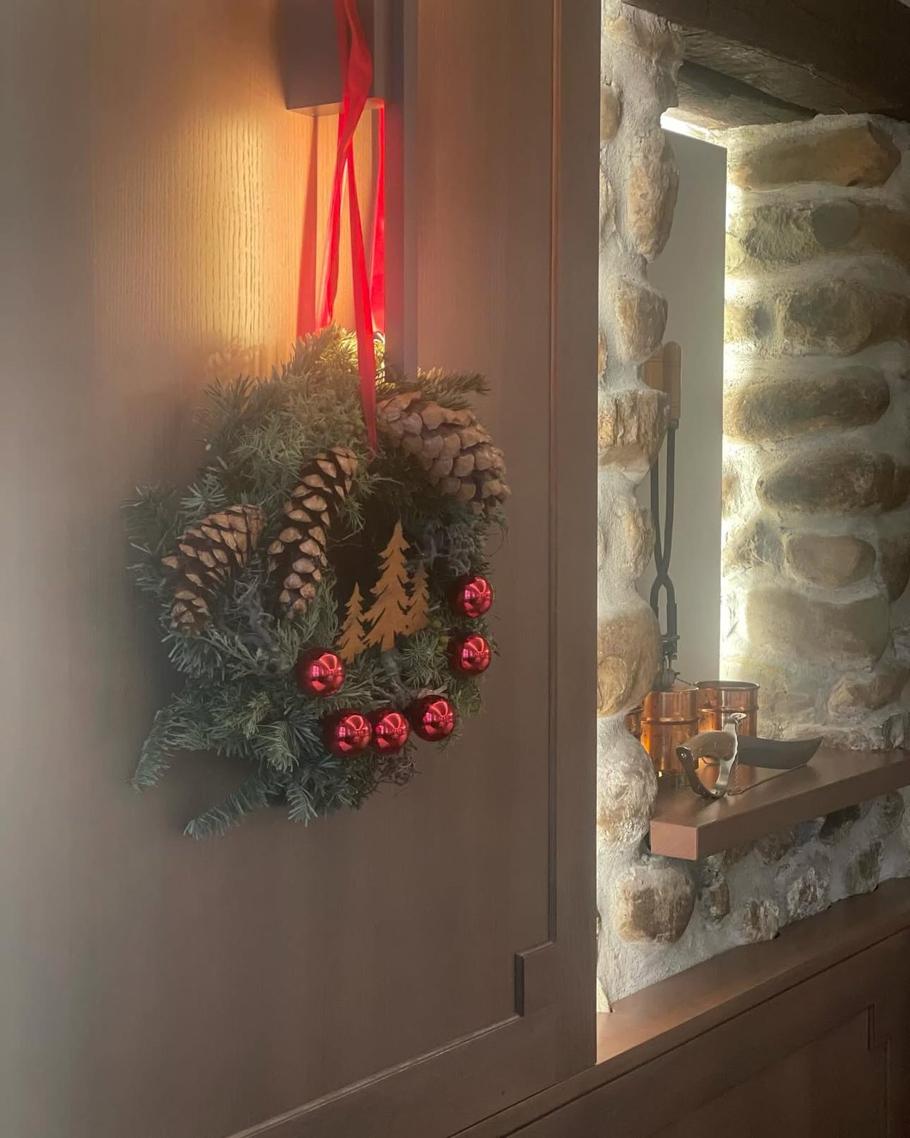 Couronne de Noël de pommes de pin