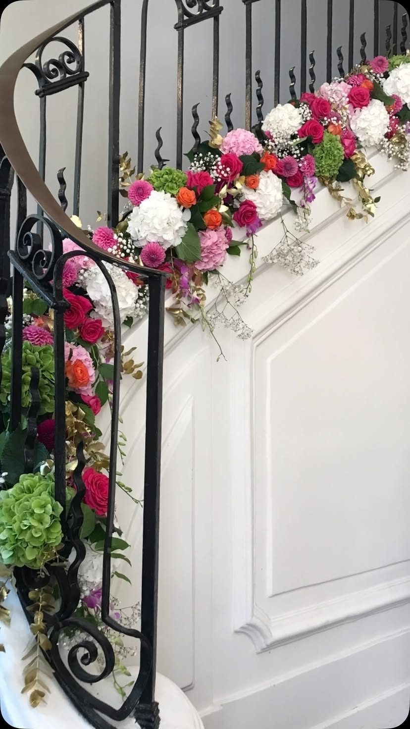 Rampe d’escalier habillée de fleurs