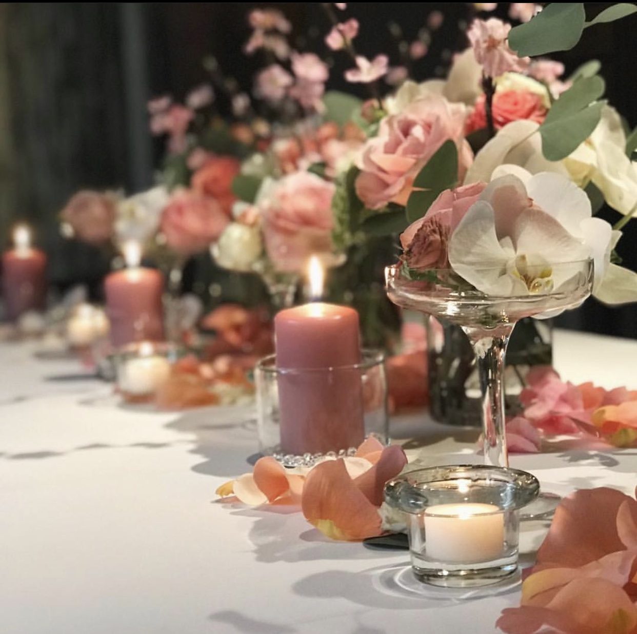 Table de réception : roses poudrées, orchidées et bougies