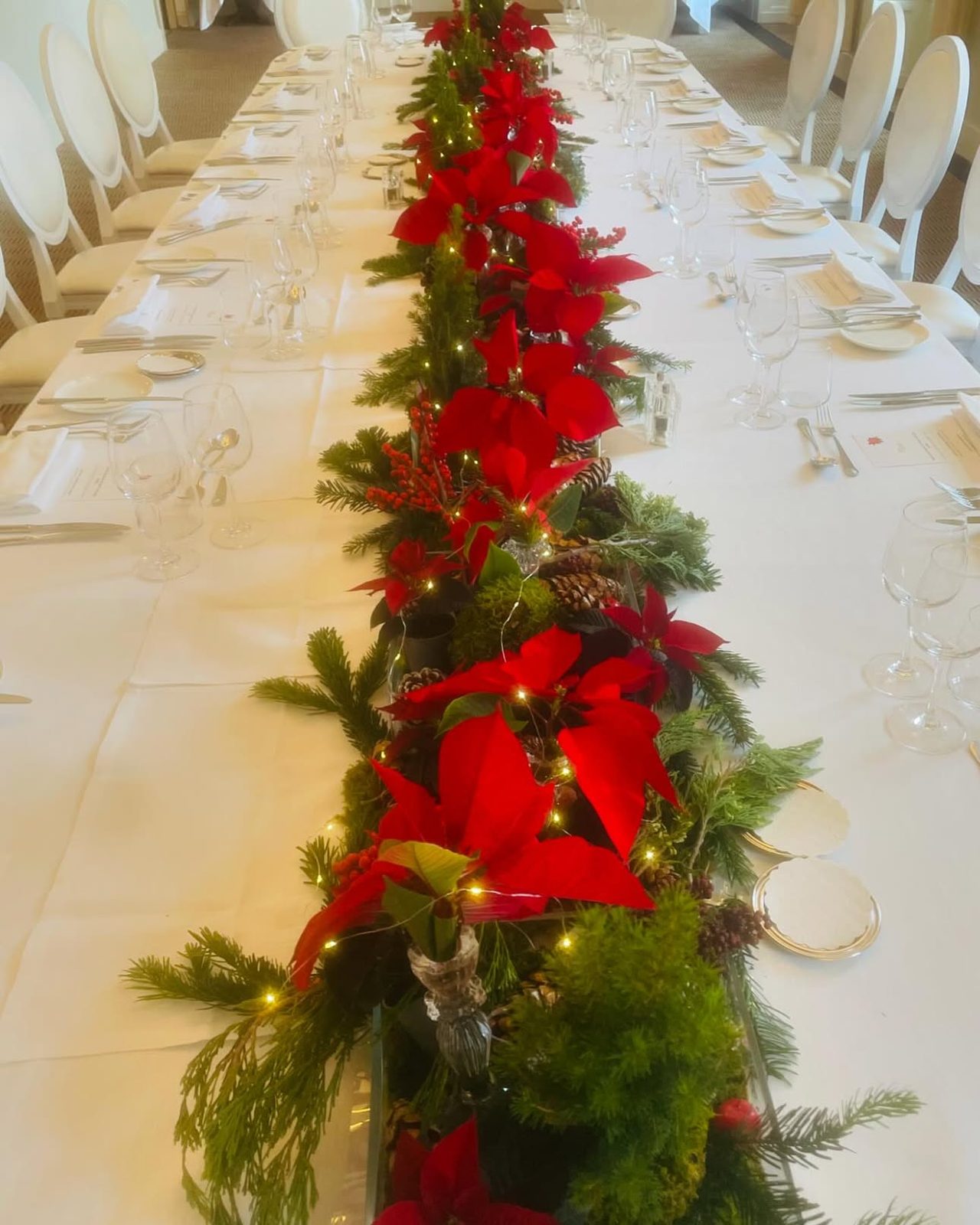 Chemin de table de Noël : poinsettias et sapin